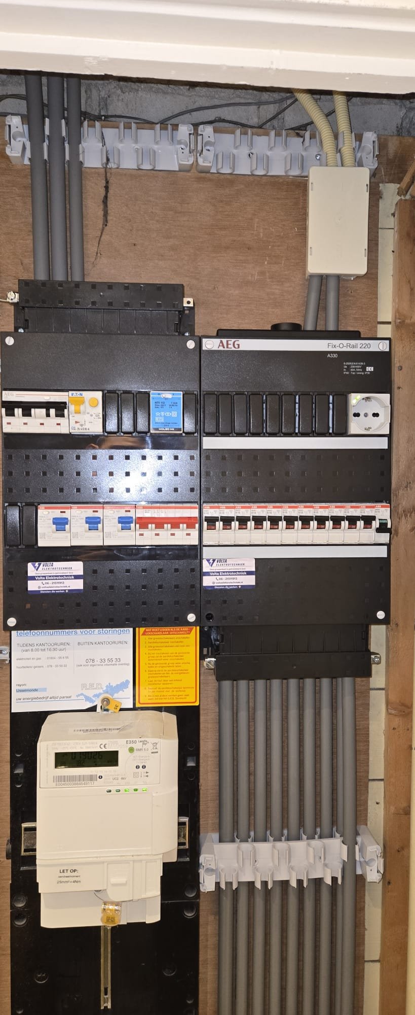 Vernieuwde groepenkast met nieuwe automaten en aardlekschakelaars na de werkzaamheden, met Volta-sticker