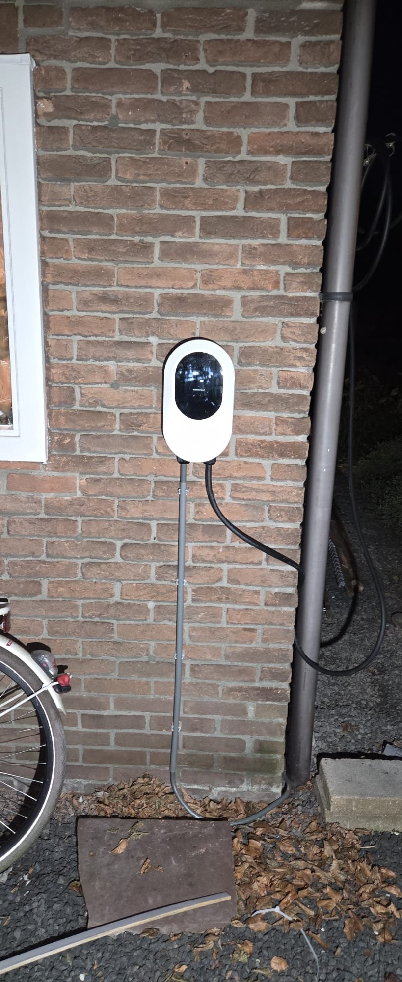 Door Volta Elektrotechniek gemonteerde laadpaal aan een buitenmuur